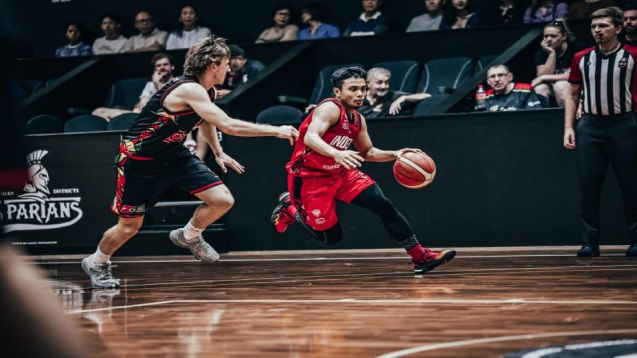 Salah satu pemain Timnas Basket Putra Yudha Saputera menggiring bola saat melawan klub basket asal Australia Southern Districs Spartans. ANTARA/HO-Perbasi