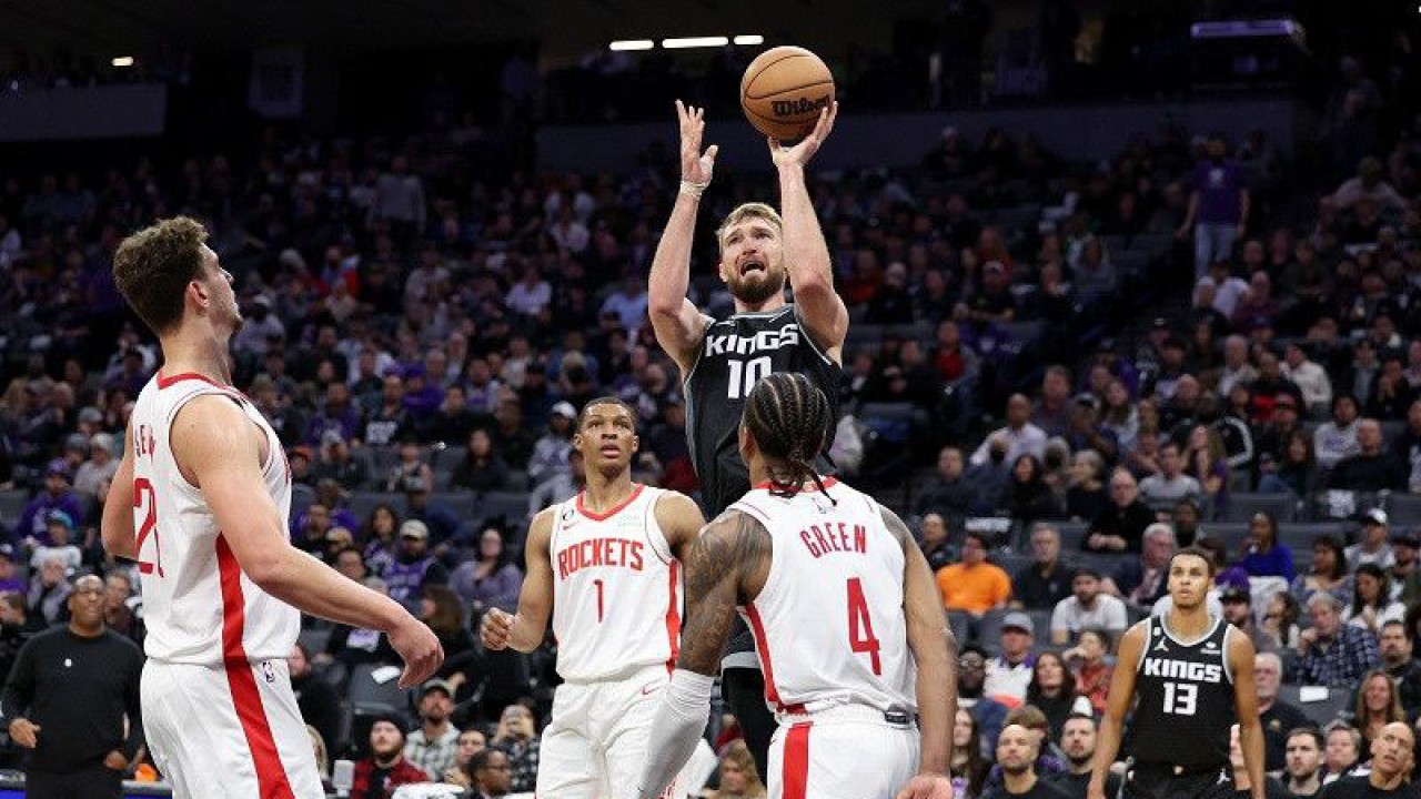 Pebasket Sacramento Kings Domantas Sabonis (kanan atas) melepaskan tembakan di hadapan pemain Houston Rockets Jalen Green dalam lanjutan NBA di Golden 1 Center, California, Amerika Serikat, Rabu (11/1/2023) waktu setempat. (ANTARA/AFP/GETTY IMAGES/Ezra Shaw)