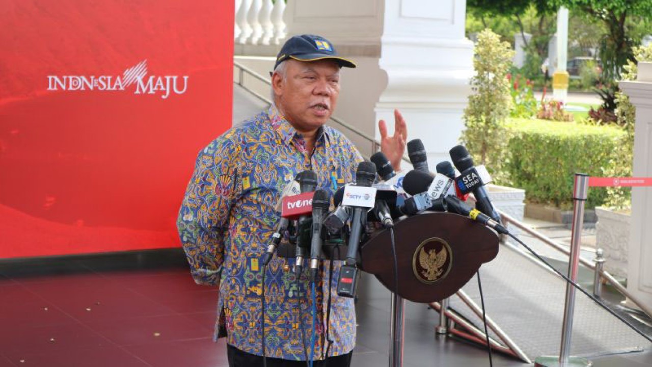 Menteri Pekerjaan Umum dan Perumahan Rakyat (PUPR) Basuki Hadimuljono di Kompleks Istana Kepresidenan, Jakarta, Rabu (12/4/2023). (ANTARA/Desca Lidya Natalia)