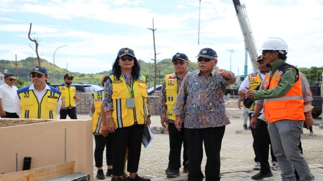 Menteri Pekerjaan Umum dan Perumahan Rakyat Basuki Hadimuljono meninjau pekerjaan infrastruktur dan fasilitas penunjang Konferensi Tingkat Tinggi (KTT) ASEAN ke-42 di Labuan Bajo dan Tana Mori, Provinsi Nusa Tenggara Timur. ANTARA/HO-Kementerian PUPR