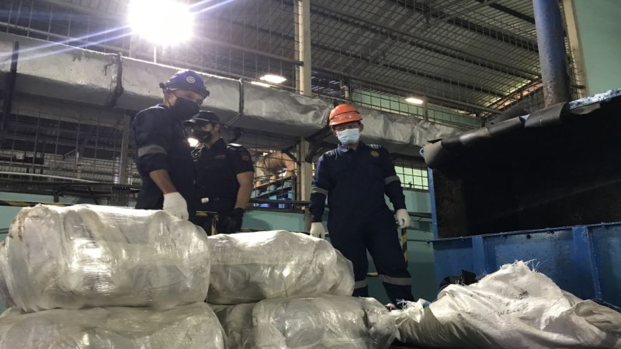 Pemusnahan pakaian bekas impor hasil penindakan Bea Cukai di Batam (ANTARA/Yude)