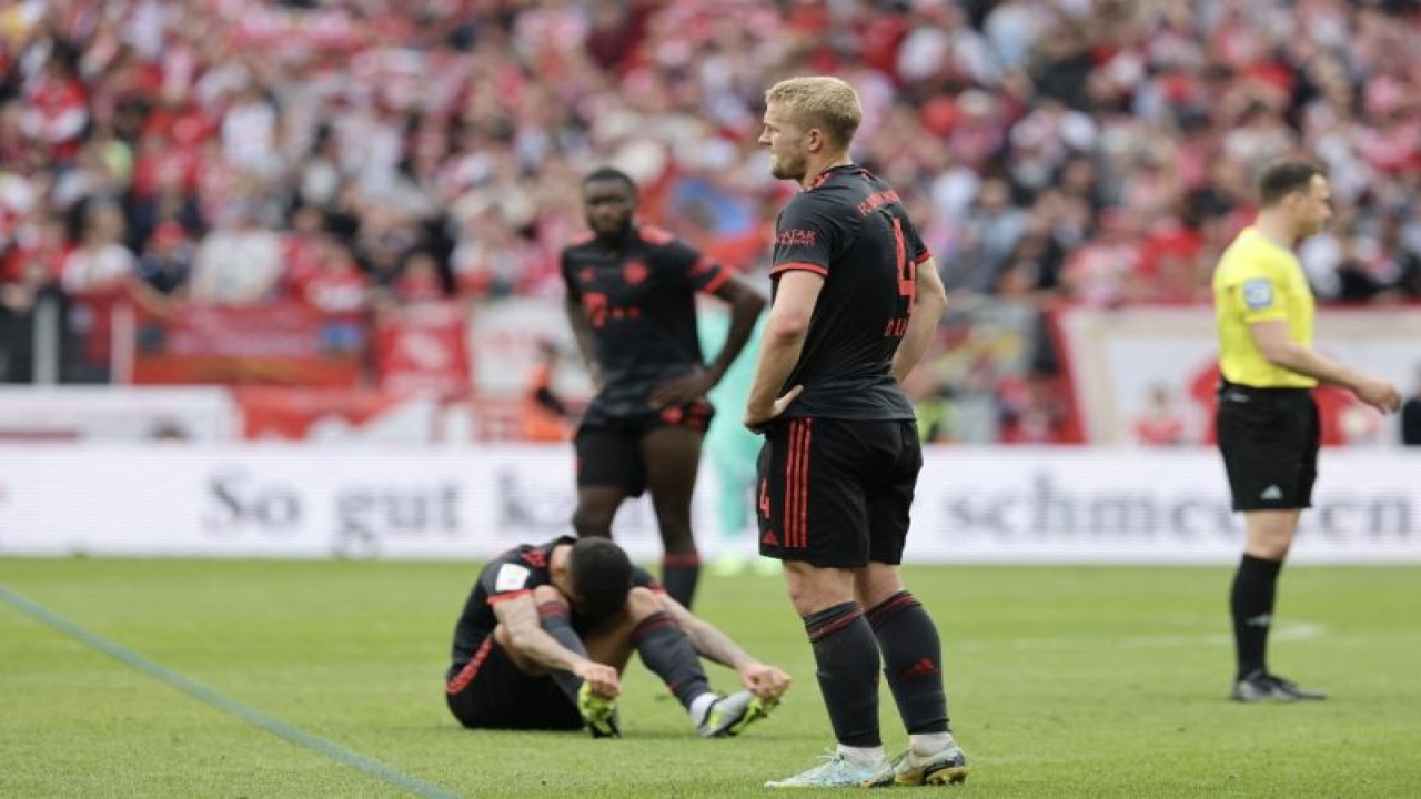 Bek Bayern Muenchen Matthijs de Ligt (depan) bereaksi usai timnya takluk dari Mainz dengan skor 1-3 pada pekan ke-29 Liga Jerman di Stadion Mewa Arena, Mainz, Sabtu (22/4/2023). (ANTARA/AFP/DANIEL ROLAND)
