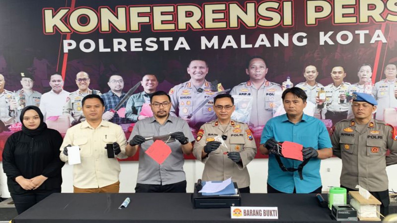 Kasat Reskrim Polresta Malang Kota Kompol Bayu Febrianto Prayoga (ketiga kiri) bersama Kapolsek Klojen, Kompol Syabain Rahmad Kusriyanto (ketiga kanan) pada saat menunjukkan barang bukti terkait kasus pencurian, di Mapolresta Malang Kota, Jawa Timur, Kamis (27/4/2023). ANTARA/Vicki Febrianto.