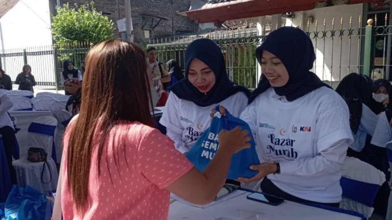 Sejumlah warga mengikuti kegiatan Bazar Murah Ramadhan 2023 yang digelar di depan Stasiun Madiun, Rabu (12/4/2023). PT Kereta Api Indonesia (Persero) Daerah Operasi (Daop) 7 Madiun menggelar Bazar Ramadhan 2023 dengan menjual 1.000 paket sembako murah sebagai bentuk tanggung jawab sosial perusahaan dan komitmen KAI untuk membantu masyarakat di lingkungan daop setempat. ANTARA/Louis Rika