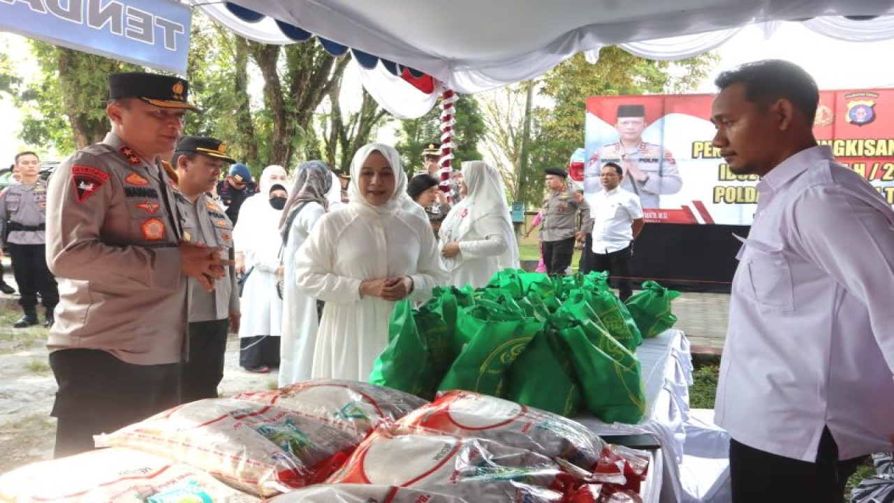 Kapolda Kalteng Irjen Pol. Nanang Avianto beserta istri mengecek bazar murah yang digelar Polda setempat di halaman Wisma Kemala Bhayangkari yang terletak di Jalan Tjilik Riwut Km 1 Palangka Raya, Selasa (18/4/2023). ANTARA/HO-Adi Wibowo