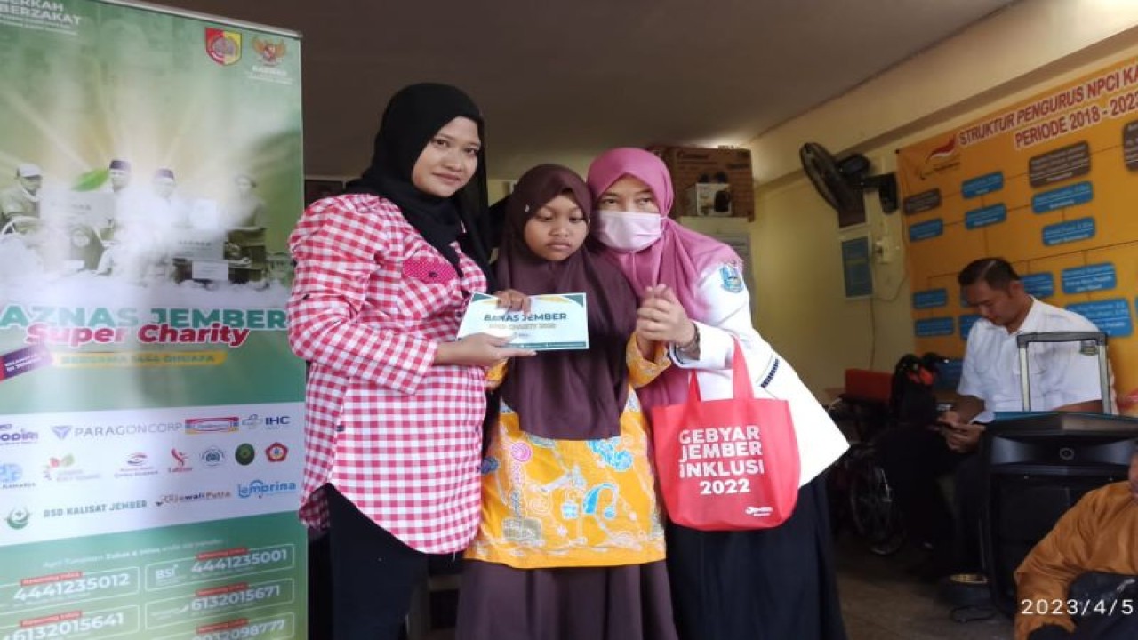 Baznas Jember salurkan dana zakat, infak dan sedekah (ZIS) kepada para penerima manfaat warga disabilitas di Kabupaten Jember, Rabu (5/4/2023). (ANTARA/HO-Baznas Jember)
