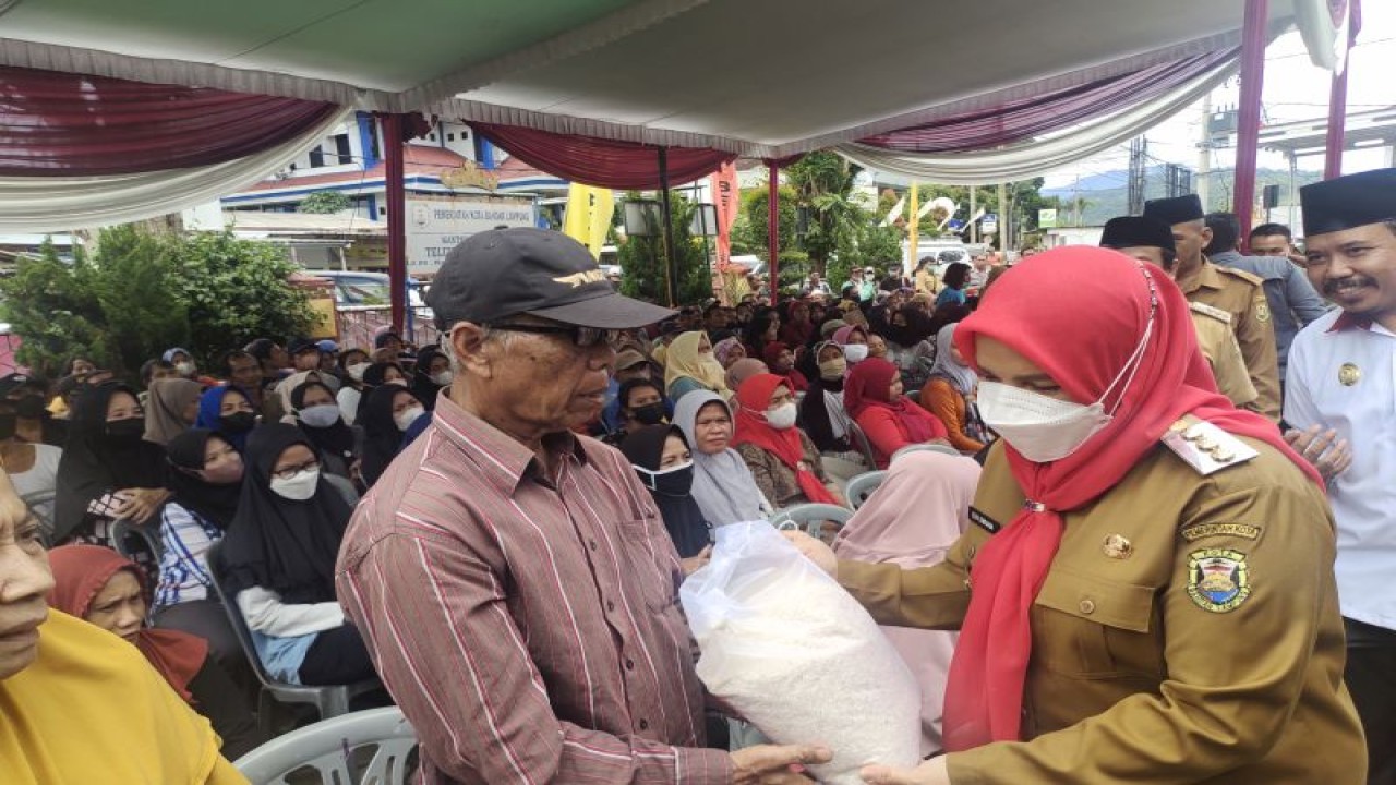 Wali Kota Bandarlampung Eva Dwiana menyerahkan bantuan beras masing-masing lima kilogram kepada warga kurang mampu di Kota Bandarlampung, Senin (10/4/2023). (ANTARA/Dian Hadiyatna)