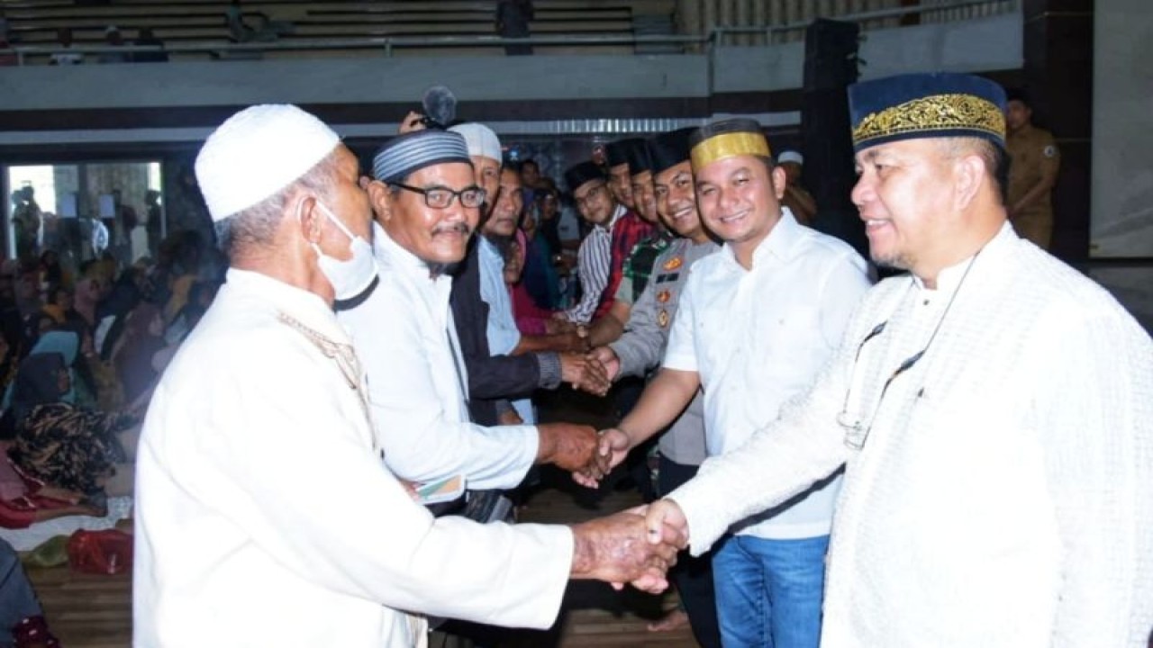 Pj Bupati Tapteng bersama dengan sejumlah tokoh masyarakat mewakili muzaki memberikan zakat kepada masyarakat penerima. (ANTARA/Tamy)