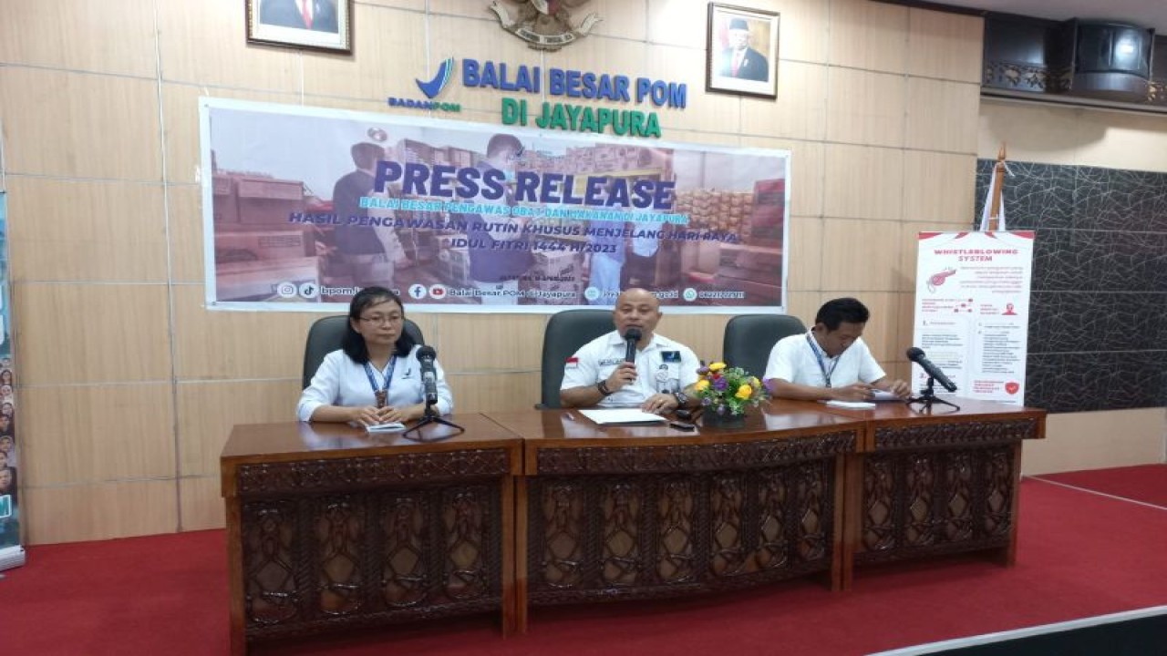 Kepala BBPOM di Jayapura Mojaza Sirait saat melakukan jumpa pres di aula Kantor BBPOM Jayapura, Selasa (18/4) (ANTARA/HO-Humas BBPOM Jayapura)