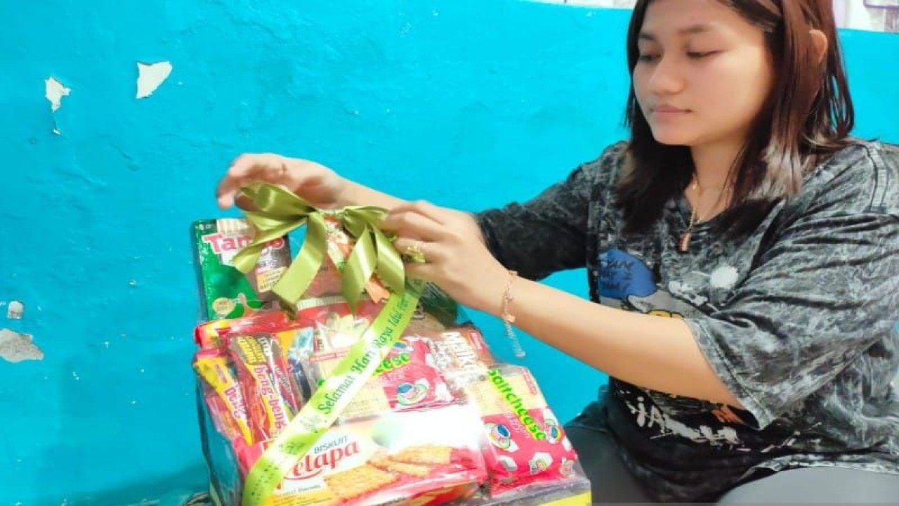 Salah satu pelaku usaha parsel rumahan di Kota Jayapura Dewi Ayu yang sedang menata parselnya. ANTARA/Qadri Pratiwi