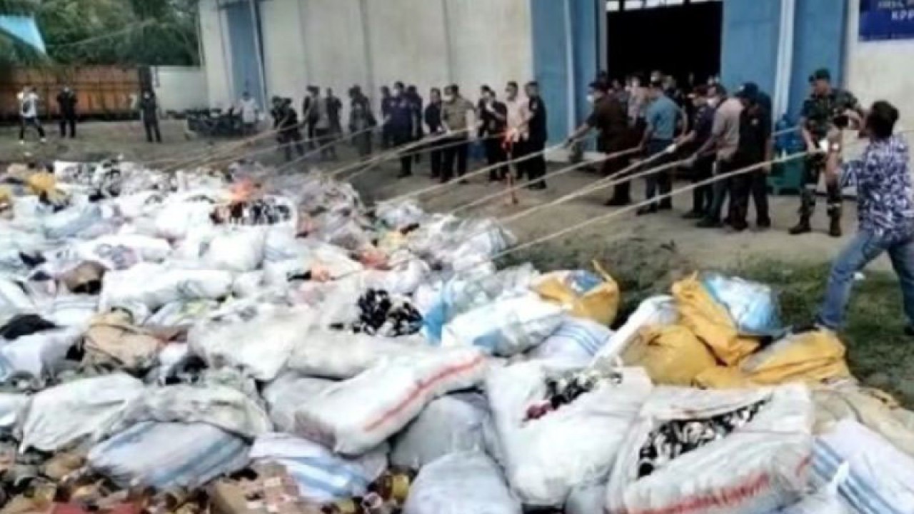 Pemusnahan BMMN oleh BC Teluk Nibung dengan cara dibakar di areal gudang penyimpanan barang Pabean, yang berlokasi di Pelabuhan Bagan Asahan (ANTARA/Yan Aswika)