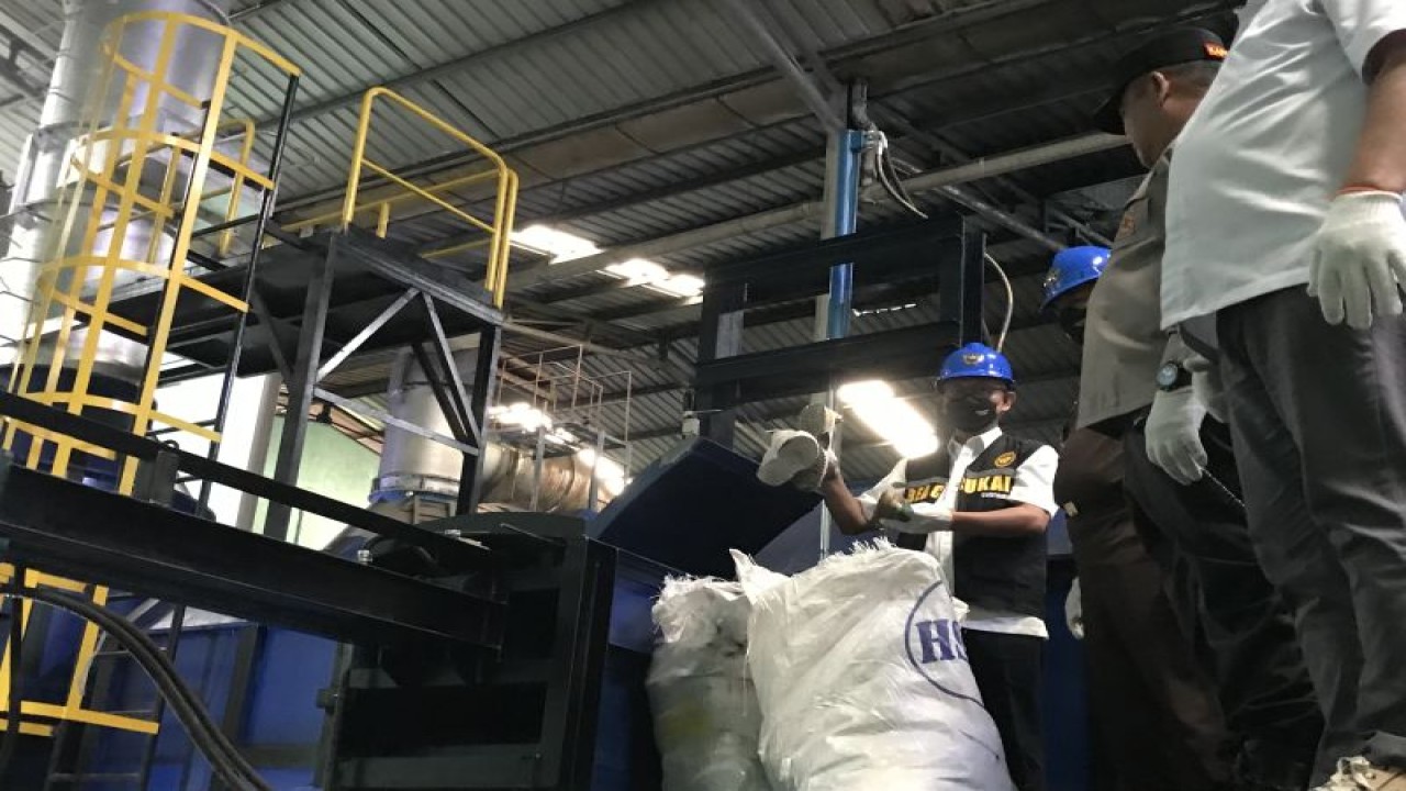 jar Direktur Jenderal Bea dan Cukai Askolani menunjukkan barang bekas yang hendak dimasukkan ke mesin incinerator, Senin (3/4). (ANTARA/Yude)