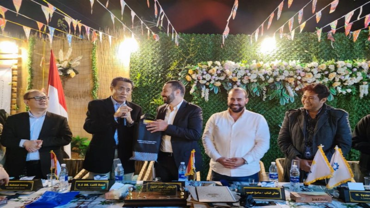 Dubes RI untuk Mesir Lutfi Rauf (kedua kiri) berbincang dengan pengusaha Mesir dalam pertemuan bisnis dan temu budaya di Bayt Nouh, Kota Tanta, Provinsi Gharbia, Sabtu (15/4/2023). (ANTARA/HO-KBRI Kairo)