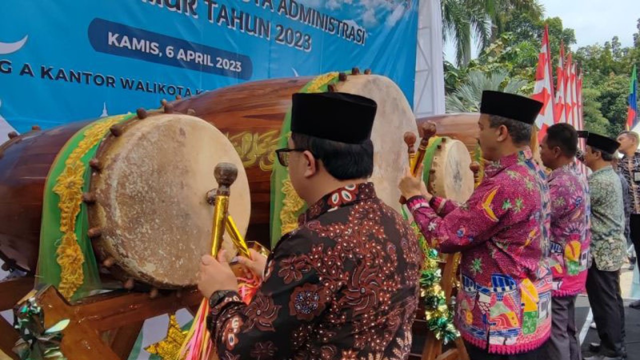 Peserta tengah menabuh bedug saat mengikuti Festival Bedug Tahun 2023 di Kantor Wali Kota Jaktim, Cakung, Kamis (6/4/2023). ANTARA/Syaiful Hakim