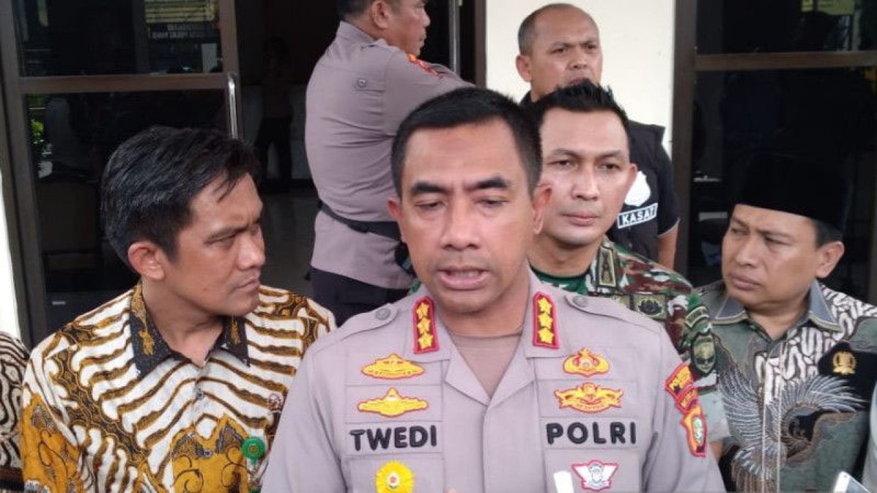 Kapolres Metro Bekasi Komisaris Besar Twedy Aditya Bennyahdi usai mengecek kesiapan arus mudik di wilayah hukum Kabupaten Bekasi, Jawa Barat, Sabtu. (ANTARA/Pradita Kurniawan Syah).