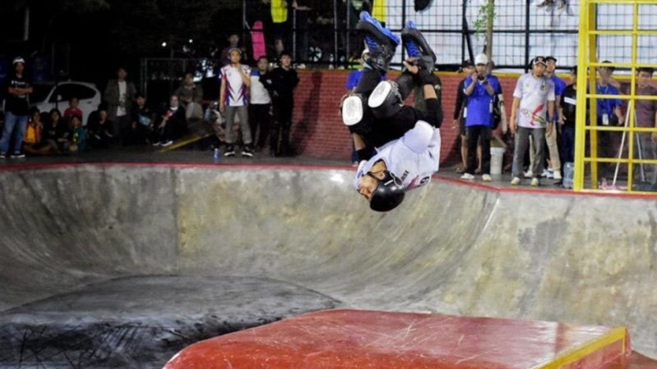 Atlet skate board Kabupaten Bekasi, Gilang Ramadhan melakukan trik flip di venue skatepark Kompleks Stadion Wibawa Mukti Cikarang pada ajang Porprov XIV Jabar 2022, Kamis (17/2022). ANTARA/Pradita Kurniawan Syah
