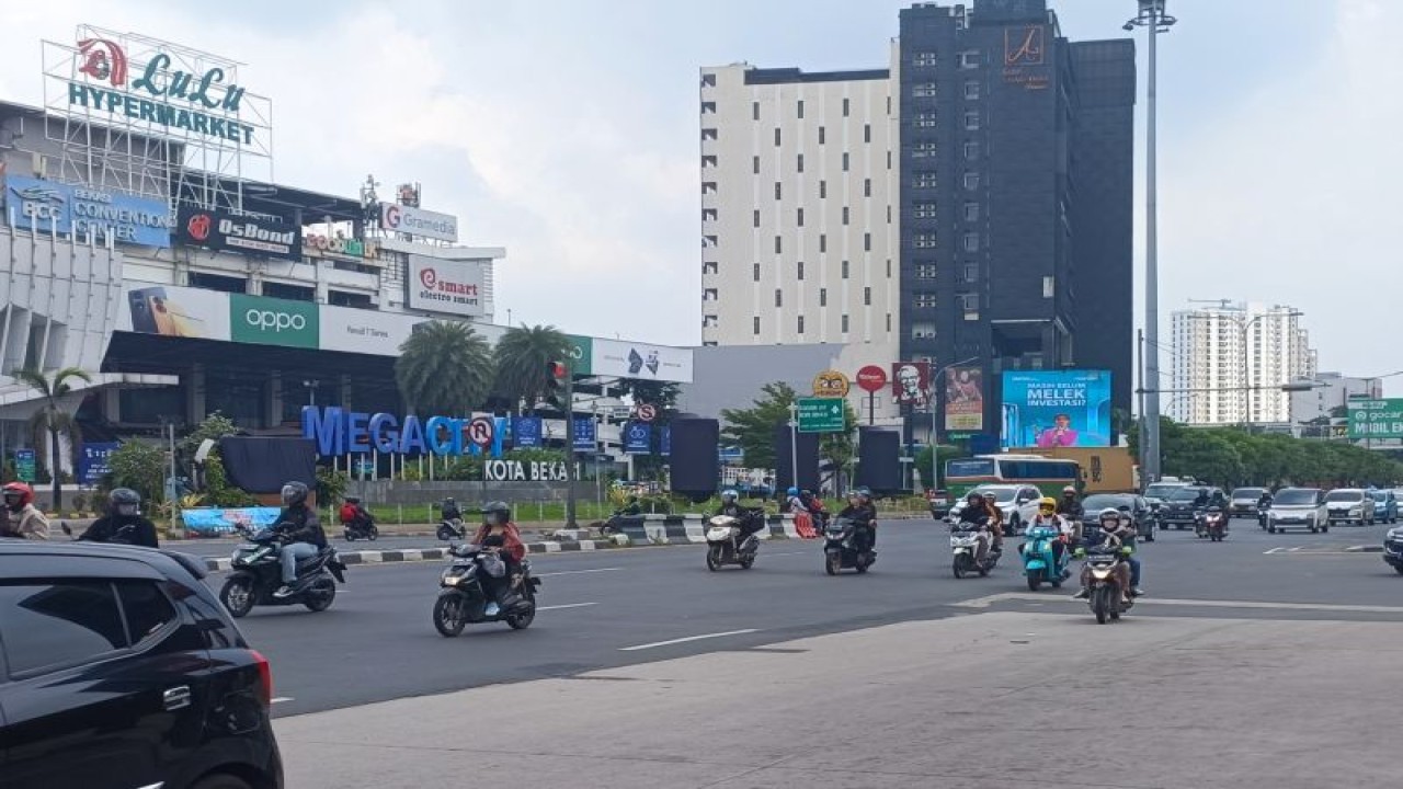 Situasi lalu lintas di sekitar Jalan Ahmad Yani, Bekasi yang merupakan jalur favorit pemilir sepeda motor dari arah Timur, Rabu (26/4/2023). ANTARA/Ilham Kausar