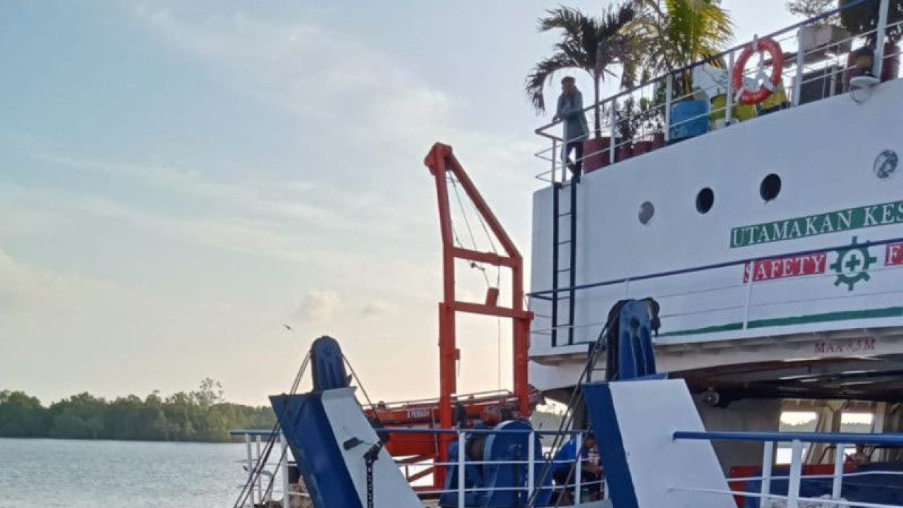 KMP Menumbing Raya saat berlabuh di pelabuhang Tanjung Ru Belitung, (ANTARA/Kasmono)