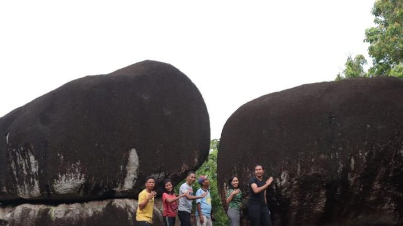 Penjabat Gubernur Kepulauan Babel Suganda Pandapotan Pasaribu bersama rombongan berfoto bersama di destinasi wisata Bukit Peramun Belitung. (Diskomifo)