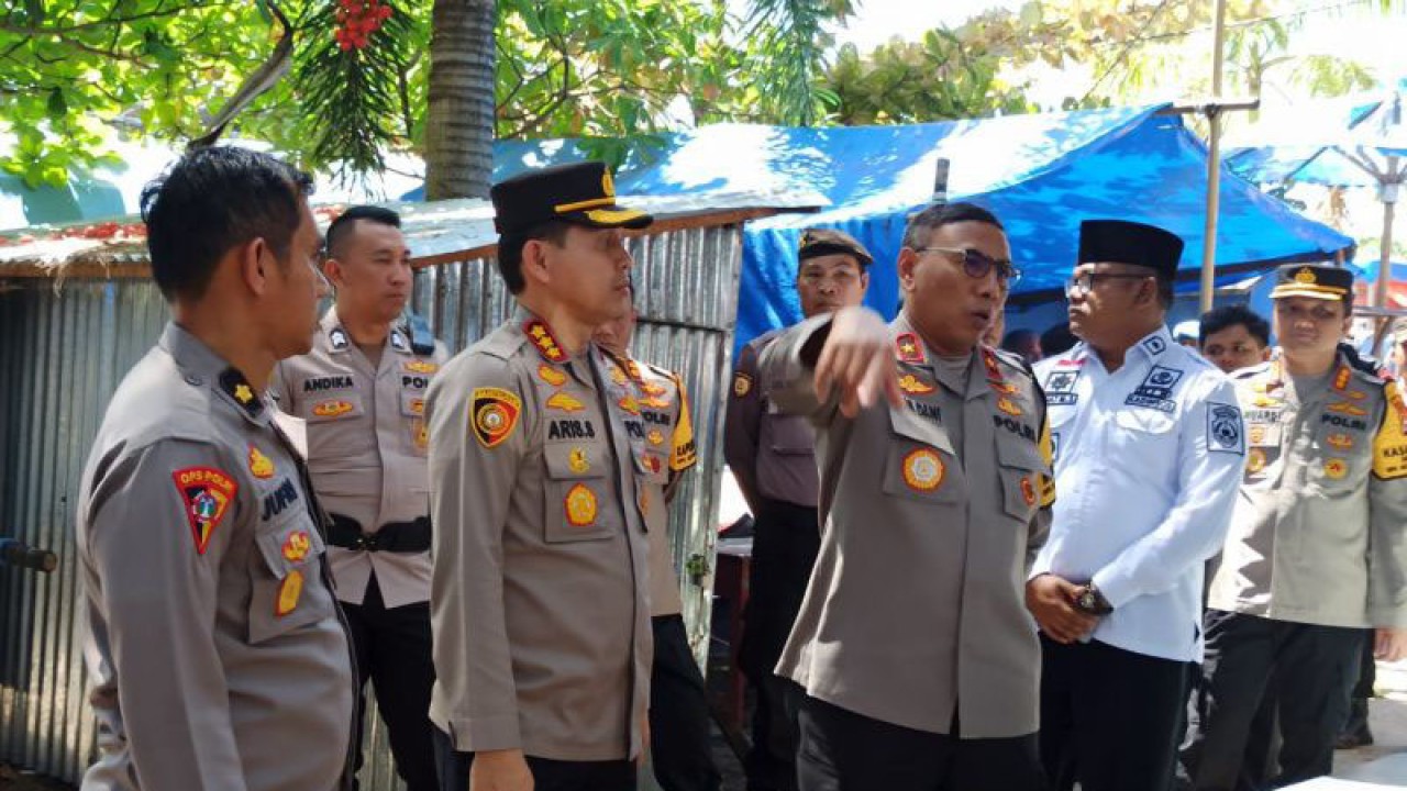 Waka Polda Bengkulu saat memantau objek wisata Pantai Panjang Bengkulu. ANTARA/Anggi Mayasari