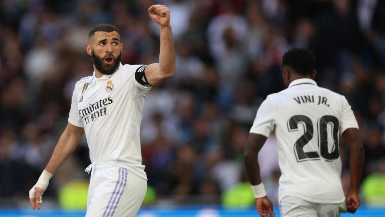 Selebrasi Karim Benzema (kiri) setelah mencetak gol untuk Real Madrid dalam pertandingan Liga Spanyol lawan Real Valladolid di Santiago Bernabeu pada 2 April 2023. ANTARA/AFP/THOMAS COEX