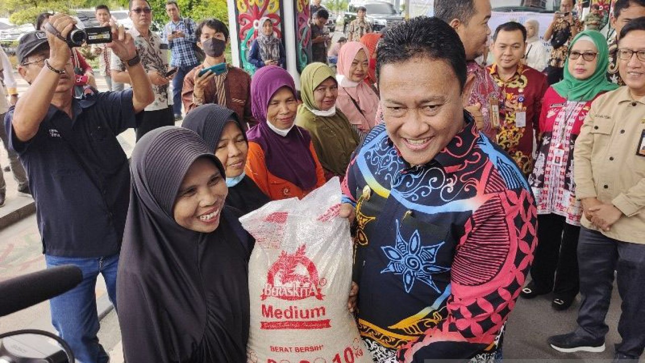 Penyaluran cadangan beras pemerintah untuk Bantuan Pangan Beras kepada masyarakat di berbagai kabupaten dan kota di Kalimantan Tengah yang termasuk sebagai Penerima Bantuan Pangan. Wakil Gubernur Kalimantan Tengah Edy Pratowo menyerahkan secara simbolis di Palangka Raya, Kamis, (6/4/2023). (ANTARA/Muhammad Arif Hidayat)