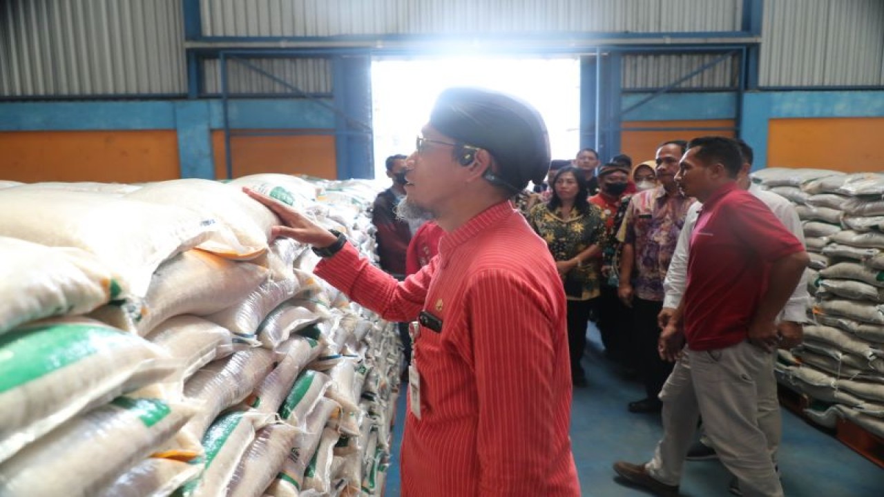 Sekda Jateng mengecek cadangan beras pemerintah untuk Program Bantuan Pangan 2023 di Kabupaten Demak, Kamis (6/4/2023). (ANTARA/HO-Humas Pemprov Jateng)