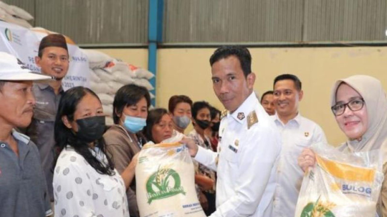 Ilustrasi, Pj Gubernur Babel Suganda Pandapotan Pasaribu saat menyerahkan bansos beras, sekaligus meninjau stok beras di gudang Bulog Bangka di Pangkalpinang. (ANTARA/Aprionis)