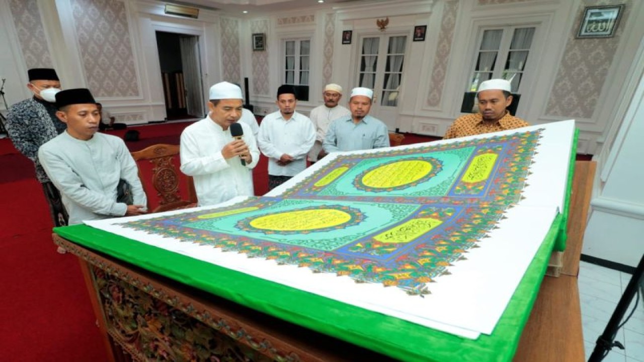 Foto dok. Sejumlah hafiz membaca Al Quran raksasa di rumah dinas Wali Kota Probolinggo Hadi Zainal Abidin pada 24 Maret 2023 dan pembacaan itu dilakukan selama Ramadhan 1444 Hijriah. (ANTARA/HO-Diskominfo Kota Probolinggo)