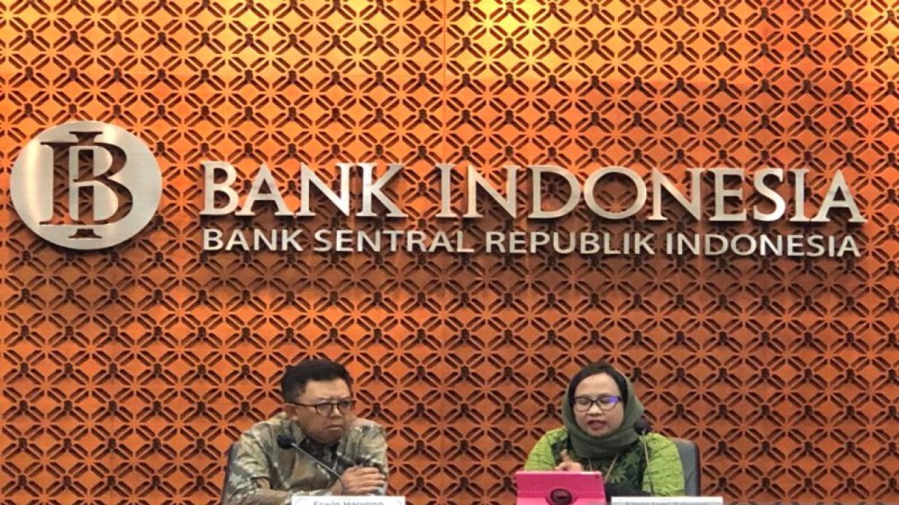 Direktur Eksekutif Departemen Komunikasi Bank Indonesia Erwin Haryono (kiri) dalam konferensi pers di Jakarta, Selasa (11/4/2023). (ANTARA/Sanya Dinda)