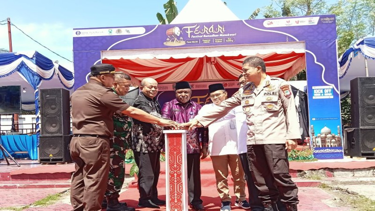 Pembukaan Festival Ramadhan Manokwari 2023 sekaligus kick off GBBI dan GBWI yang diselenggarakan Bank Indonesia Papua Barat di Lapangan Borarsi Manokwari, Kamis (13/4/2023).  ANTARA/Fransiskus Salu Weking