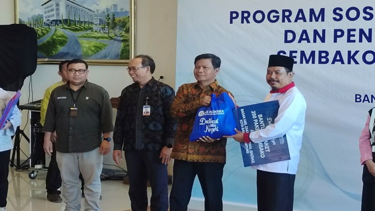 Penyaluran bantuan kepada sejumlah lembaga zakat oleh Bani Indonesia dan Badan Musyawarah Perbankan Daerah (BMPD) Lampung. Bandarlmpung, (ANTARA/Dian Hadiyatna)