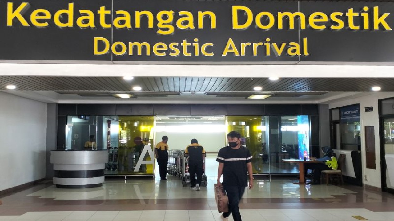 Pengguna jasa transportasi udara keluar dari pintu kedatangan Bandara Internasional Minangkabau (BIM), Padang Pariaman, Jumat (14/4). ANTARA/Muhammad Zulfikar.