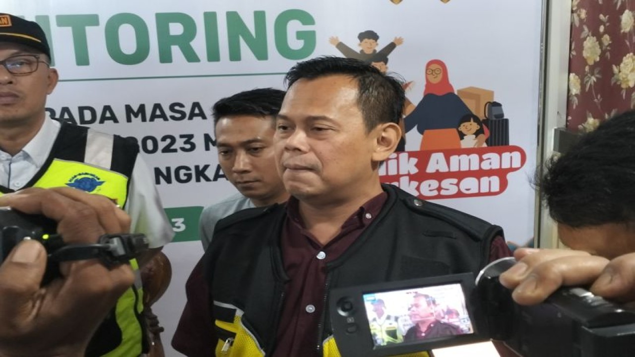 Executive General Manager PT Angkasa Pura II Bandara Internasional Minangkabau (BIM) Siswanto saat diwawancarai awak media massa di Padang, Rabu (19/4/2023). ANTARA/Muhammad Zulfikar.