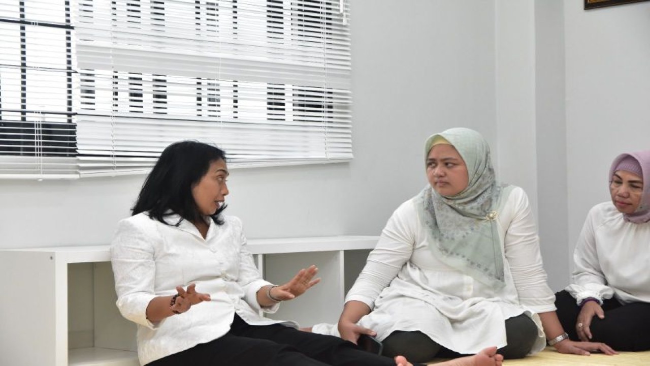 Menteri Pemberdayaan Perempuan dan Perlindungan Anak Bintang Puspayoga (kiri) saat berada di Rumah SAPA. (ANTARA/ HO-KemenPPPA)
