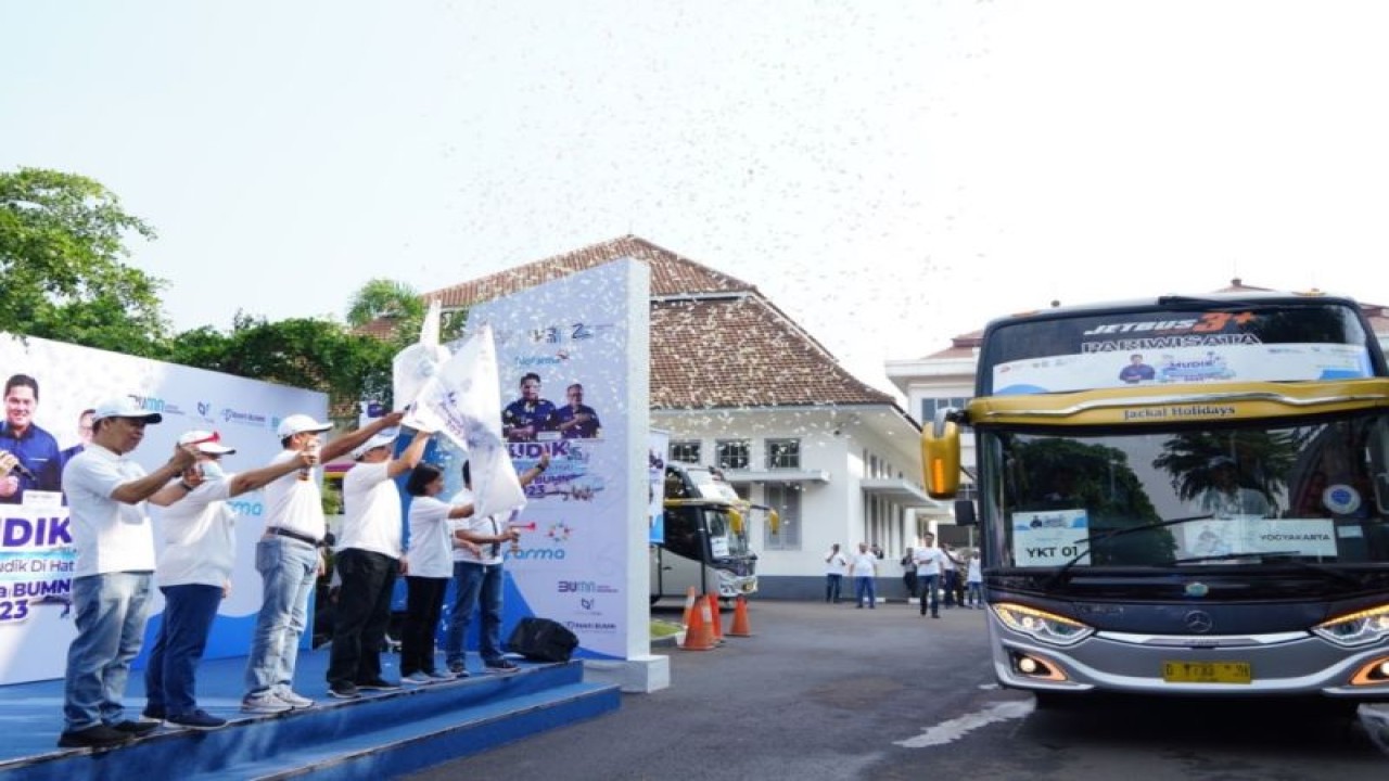 PLH Wali Kota Bandung Ema Sumarna serta direksi Bio Farma memberikan flag off pada acara pelepasan mudik dalam program Mudik Dinanti, Mudik Di Hati Bersama BUMN 2023 di Bio Farma Pasteur, Bandung (19/04/2023). ANTARA/HO-Humas Bio Farma