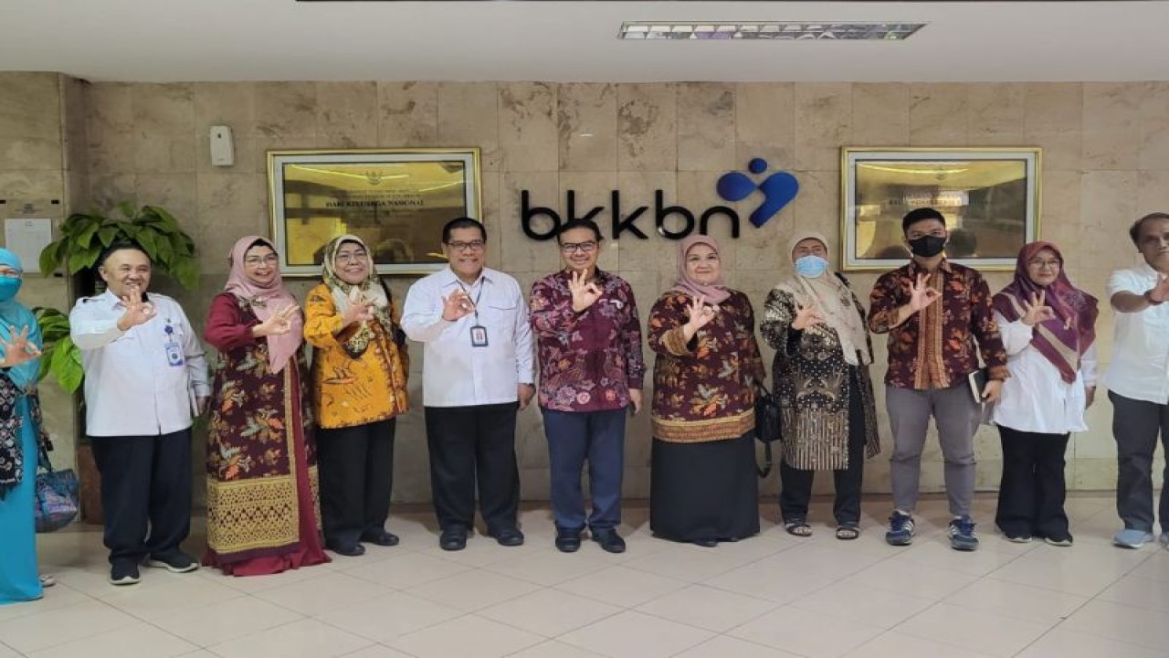 Kepala BKKBN Hasto Wardoyo ketika mengadakan audiensi dengan Pengurus Pusat Ikatan Cendekiawan Muslim Indonesia (ICMI) di Kantor Pusat BKKBN Jakarta pada Senin (3/4.2023) (ANTARA/HO-BKKBN)