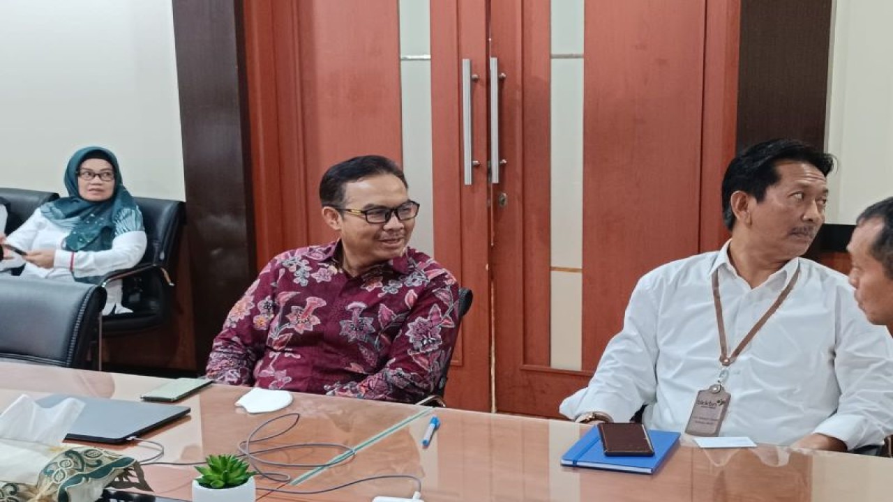 Kepala BKKBN Hasto Wardoyo ketika beraudiensi dengan pihak UNICEF di Kantor Pusat BKKBN Jakarta pada Senin (3/4/2023). (ANTARA/HO-BKKBN)