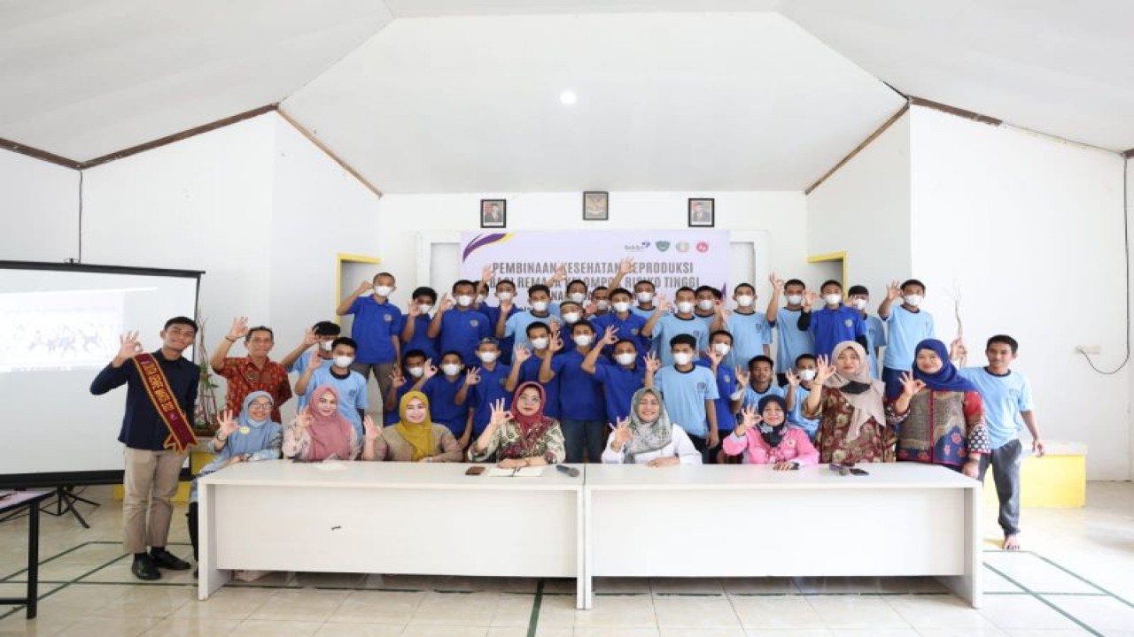 Suasana Kepala Perwakilan BKKBN Sulsel Hj Andi Ritamariani foto bersama dengan pada anak binaan Lapas di LPKA II Maros, Kamis (13/4/2023). Antara/HO-BKKBN Sulsel