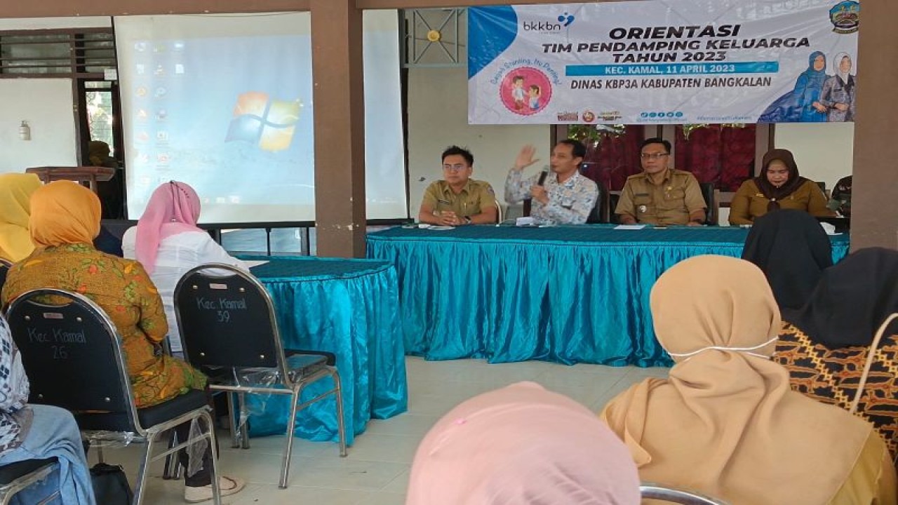 Perwakilan BKKBN Jawa Timur saat melakukan monitoring dan evaluasi (monev) orientasi Tim Pendamping Keluarga (TPK) dalam program percepatan penurunan stunting. (ANTARA/HO-BKKBN Jatim)