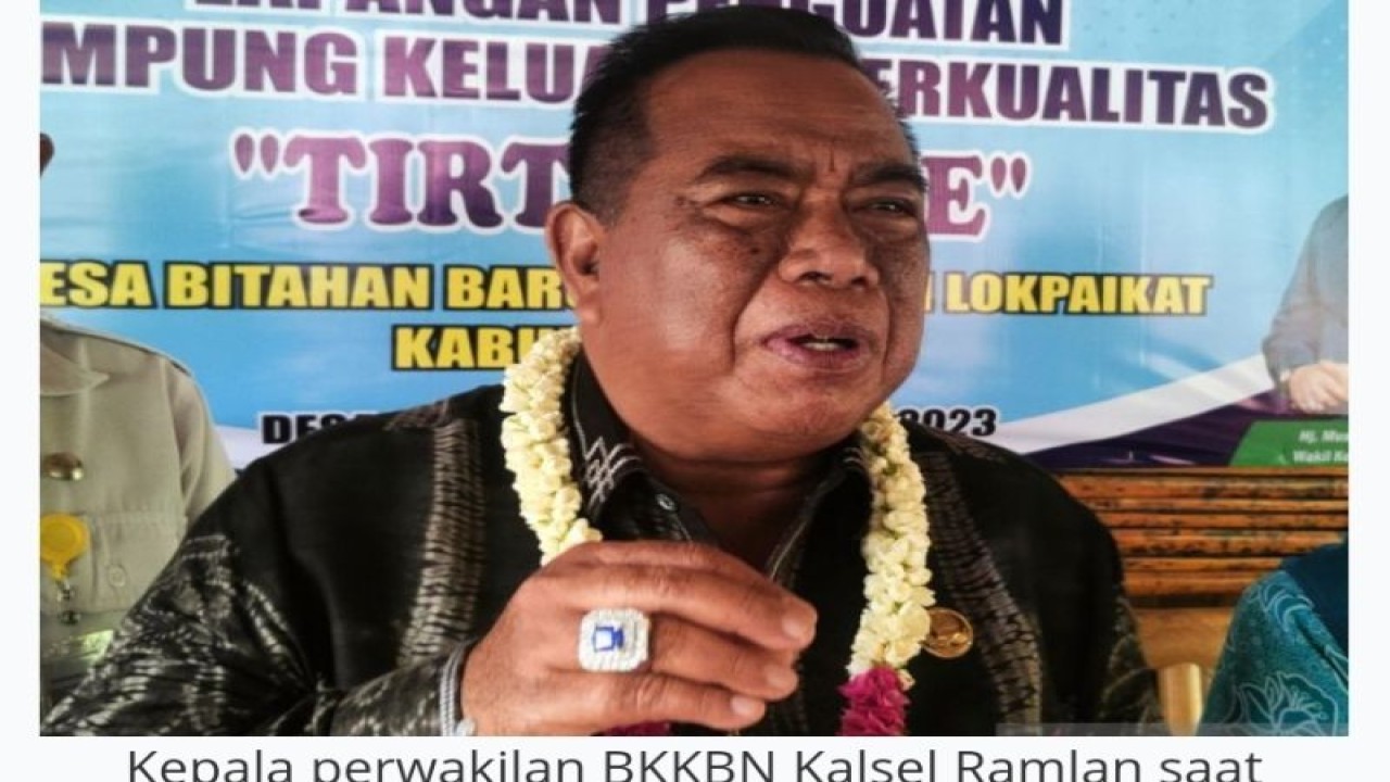 Kepala perwakilan BKKBN Kalsel Ramlan saat verifikasi lapangan Kampung KB di Desa Bitahan Baru, Kabupaten Tapin, Rabu (5/4/2023). ANTARA/Muhammad Fauzi Fadilah