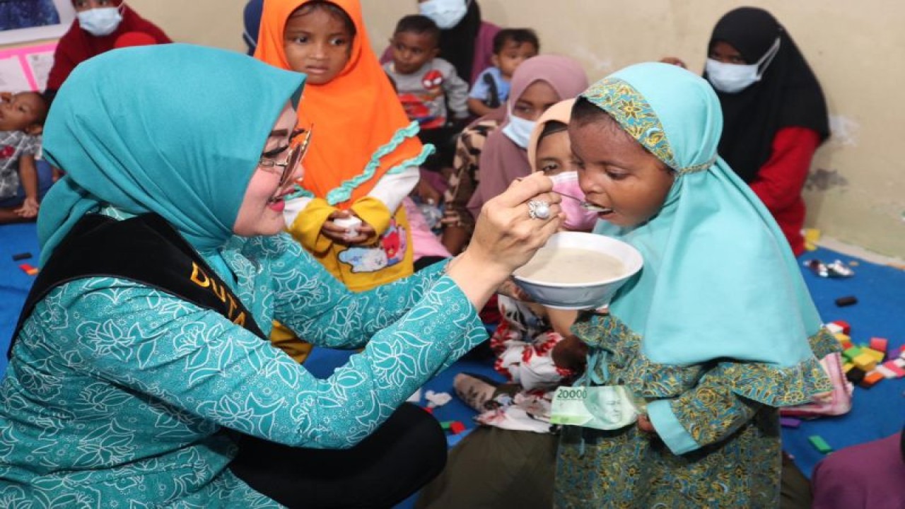 Ilustrasi: Duta Parenting Maluku Widya Pratiwi Murad memberikan makanan tambahan kepada seorang anak di Desa Tamedan, Kecamatan Pulau Dullah Utara di Kota Tual, Maluku, Kamis (15/12). (HO/Biro Adpim Setda Maluku)