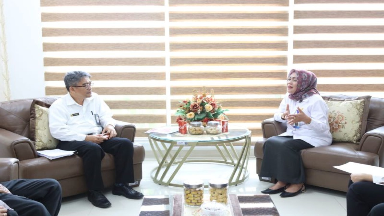 Kepala Perwakilan BKKBN Sulawesi Selatan Andi Ritamariani menerima kunjungan satuan tugas percepatan penurunan stunting dari BPKP Sulawesi Selatan. (ANTARA/HO BKKBN Sulsel)
