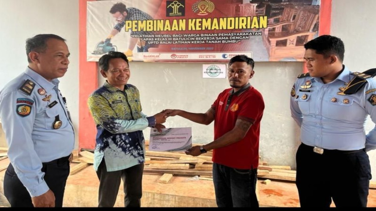 Perwakilan Balai Latihan Kerja Kabupaten Tanah Bumbu memberikan sertifikat pelatihan kepada salah satu warga binaan Lembaga Pemasyarakatan (Lapas) Kelas III Batulicin, Kalimantan Selatan pada beberapa waktu lalu. (ANTARA/HO-Dony Lapas Batulicin)