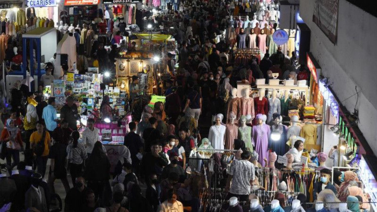 Warga berbelanja di Blok B Pasar Tanah Abang, Jakarta, Jumat (7/4/2023). Menurut pedagang, penjualan busana muslim di pasar tersebut pada pekan ketiga Ramadhan mulai ramai sebagai persiapan menjelang Lebaran. ANTARA FOTO/Indrianto Eko Suwarso/tom.