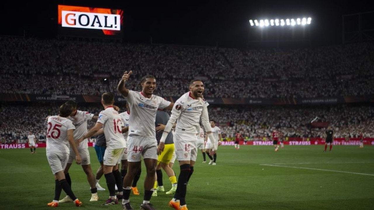 Penyerang Sevilla Youssef En-Nesyri (kanan) melakukan selebrasi setelah mencetak gol untuk timnya dalam pertandingan leg kedua perempat final Liga Europa lawan Manchester United di stadion Ramon Sanchez-Pizjuan pada 21 April 2023. ANTARA/AFP/JORGE GUERRERO