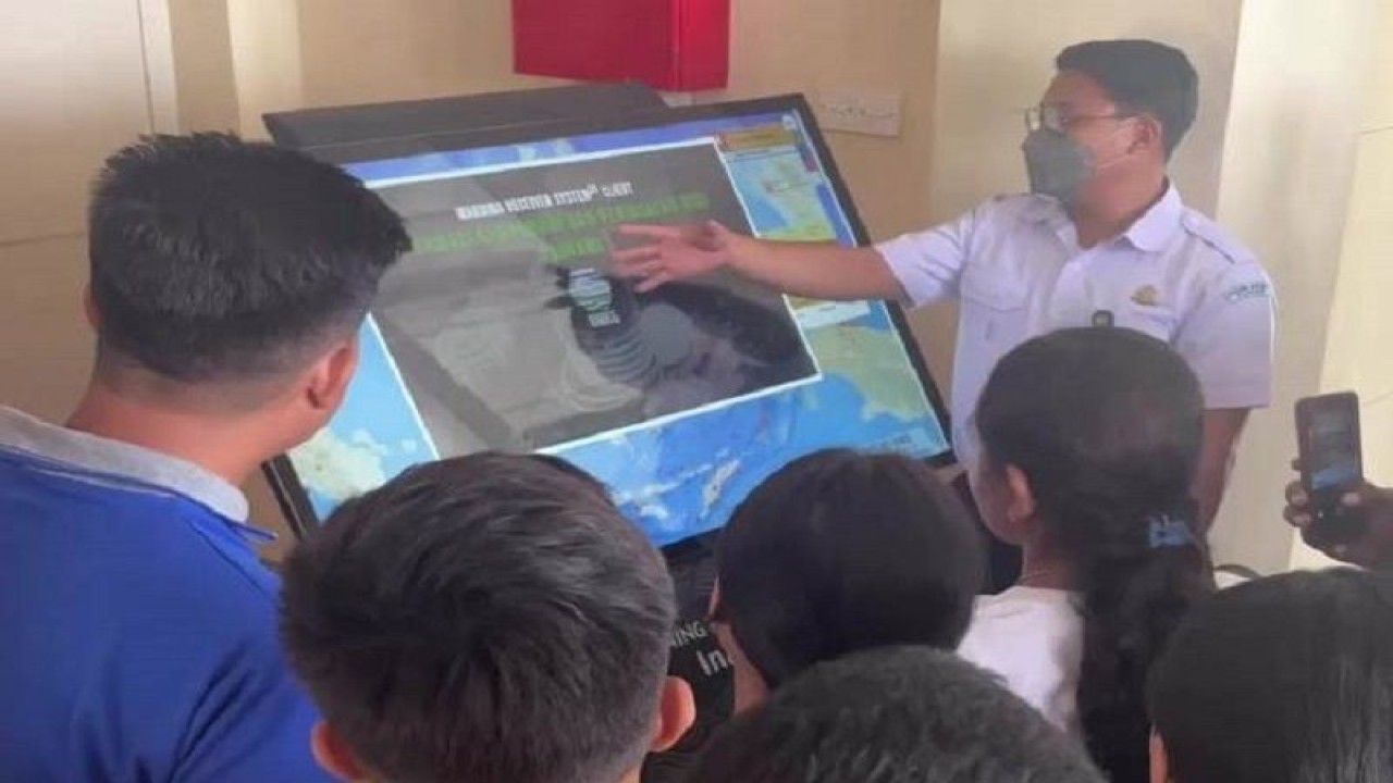 Ilustrasi: BMKG Stasiun Geofisika Kupang memperluas informasi kebencanaan baik gempa bumi dan tsunami bagi para pelajar Kabupaten Kupang, Nusa Tenggara Timur lewat program wisata edukasi, Selasa (21/3/2023). (ANTARA/HO-Stasiun Geofisika Kupang)