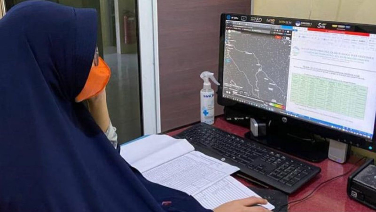 Pengamatan cuaca melalui citra satelit oleh prakirawan di Stasiun BMKG Malikussaleh Lhokseumawe, Provinsi Aceh. (ANTARA/Dedy Syahputra)