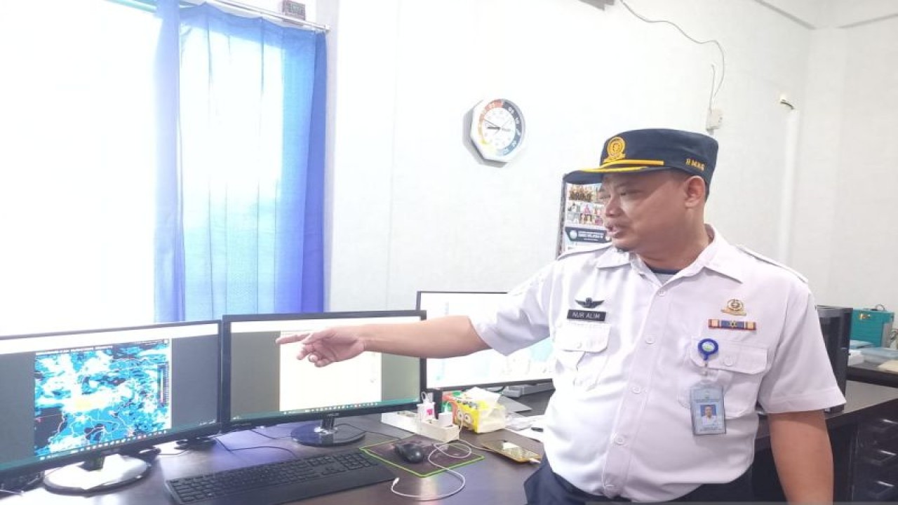 Kepala Badan Meteorologi Klimatologi dan Geofisika (BMKG) Stasiun Meteorologi Kelas II Mutiara Sis Al-Jufri Palu, Nur Alim. ANTARA/Kristina Natalia