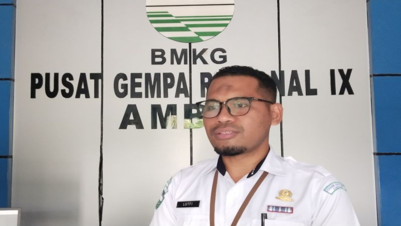 Koordinator Bidang Data dan Informasi BMKG Stasiun Geofisika Kelas 1 Ambon, Luthfy Pary. ANTARA/ Penina F Mayaut.